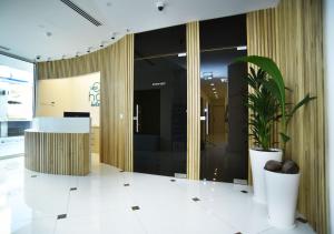拉纳卡Hai Hotel的一座种植盆栽植物的建筑的大厅