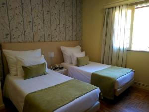 吉尔斯阿德莱德酒店的酒店客房设有两张床和窗户。