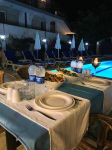 凯麦尔Minta Apart Hotel的一张桌子,上面放着食物和瓶装水
