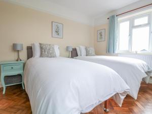 赫里福德Bower View的卧室设有2张白色的床和窗户。