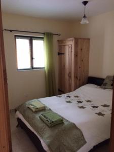 Les DognonsThe Lodge的一间卧室设有一张床和一个窗口