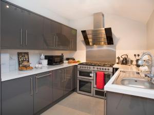 兰贝里斯Hirfron的厨房配有不锈钢用具和水槽