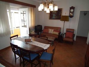 劳林哈Casa Zizi Bela的客厅配有桌椅和沙发