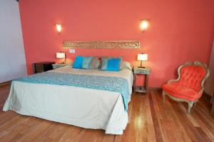 萨尔多斯德莫克纳拉米西翁摩可拿酒店 - 丛林小屋的一间卧室设有一张床和红色的墙壁