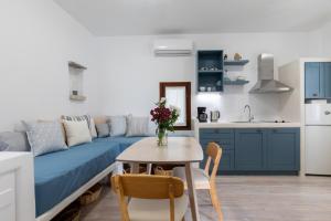 纳克索乔拉Arco Naxos Luxury Apartments的客厅配有沙发和桌子