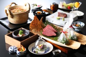 神户中之坊瑞苑日式旅馆（仅限成人入住）的餐桌上摆放着食物的桌子