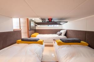 利明顿Luxury Lymington Yacht, 2-BR, Scenic Views, WiFi的一间小房间,内设两张床