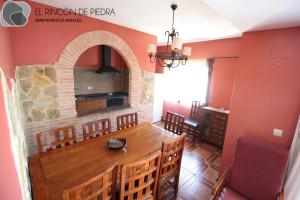 恩吉达诺斯El Rincon de Piedra的一间带木桌和椅子的用餐室