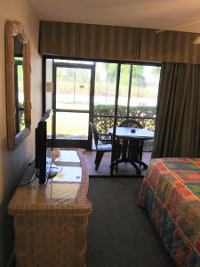 奥兰多格兰德湖莱芙泰姆度假酒店的美景客房 - 带一张床和一张桌子