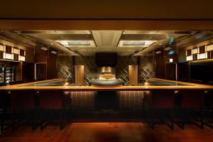 神户中之坊瑞苑日式旅馆（仅限成人入住）的一间酒吧,位于一间配备有桌椅的房间内