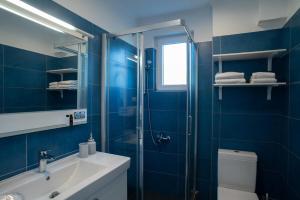 卡法斯西德拉托公寓的蓝色的浴室设有水槽和淋浴