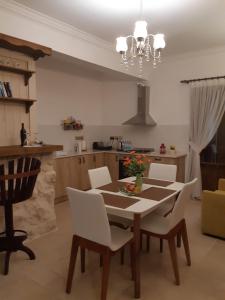 法马古斯塔Doga Apartment的厨房里配有餐桌和椅子