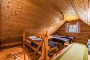 斯图托沃Domki na Leśnej的小木屋内的一个房间,配有三张双层床
