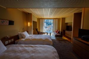 神户中之坊瑞苑日式旅馆（仅限成人入住）的酒店客房设有两张床和窗户。