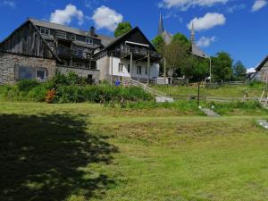 Hellefeldferienhaus Sundern的山丘上带草地的房屋