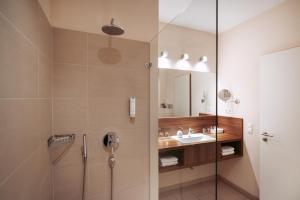 胡苏姆Boutiquehotel Myn Utspann的带淋浴和盥洗盆的浴室