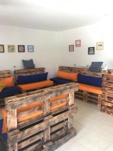 米格尔-佩雷拉Hostel Ares do Mundo的一间客房内设有四张床的房间
