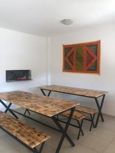 米格尔-佩雷拉Hostel Ares do Mundo的两个野餐桌和两个长凳