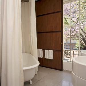 Condesa df, Mexico City, a Member of Design Hotels的一间浴室