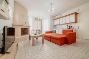 奥弗里安Family resort 2的客厅配有橙色沙发和壁炉