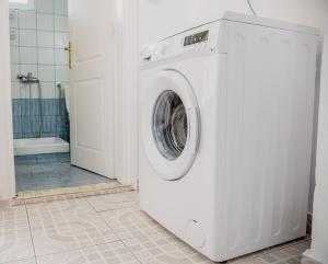奥弗里安Family resort 2的浴室内提供白色洗衣机