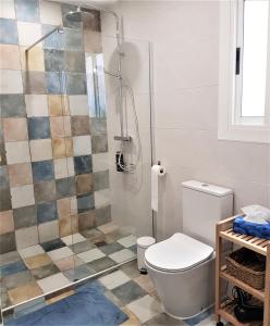 甘迪亚Immaculada Apartament Gandia的带淋浴和卫生间的浴室