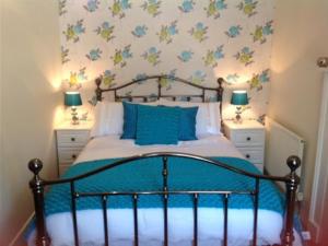 奥斯威斯The New Inn的一间卧室配有一张带2个床头柜和2盏灯的床。