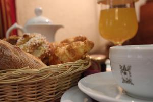 普罗旺斯艾克斯奥古斯丁酒店的桌上的一篮子食物和一杯咖啡