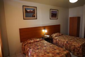 利马Hotel Santa Maria的一间酒店客房,房间内设有两张床