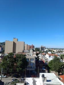 圣地亚哥-德尔埃斯特罗Altos del Sur的享有城市和高楼的景色