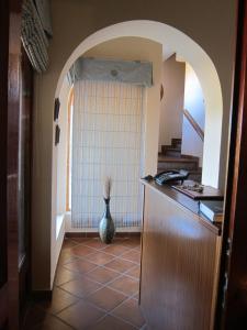 阿尔科斯-德拉弗龙特拉艾尔拉戈湖滨餐厅酒店的厨房设有走廊和花瓶