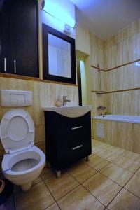 皮特什蒂Bloc Izvor的浴室配有卫生间、盥洗盆和浴缸。
