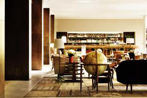 贝尔格莱德Square Nine Hotel Belgrade-The Leading Hotels of The World的一间带桌椅的餐厅和酒吧