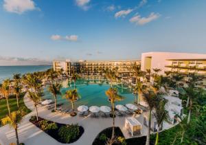 坎昆Haven Riviera Cancun - All Inclusive - Adults Only的享有度假村的空中景致,设有游泳池和棕榈树