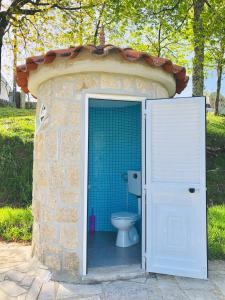 塞洛里库迪巴什图Casa da Quinta da Prelada Simão partie basse的石头建筑中带卫生间的浴室