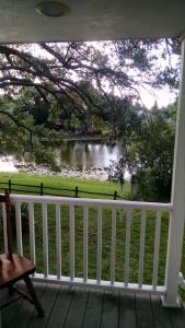 坦帕Tampa Lakehouse的从房子的门廊上可欣赏到湖景