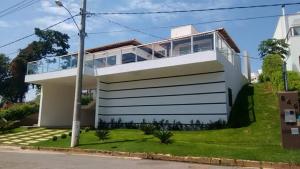 卡皮托利乌CASA UTOPIA ESCARPAS do LAGO的白色的房子,有很多窗户
