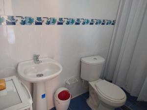 塔甘加Hostal Palohe Taganga的浴室配有白色卫生间和盥洗盆。