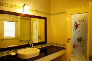 涛岛Ananda Villa - SHA Plus的一间带水槽、淋浴和镜子的浴室
