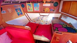 圣安娜Bateau Kyma的玩具火车上儿童床的上方景色