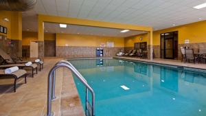 科尔尼东北中部贝斯特韦斯特优质酒店的在酒店房间的一个大型游泳池