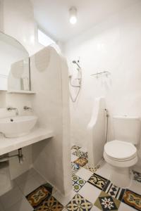长滩岛好地方住宿加早餐旅馆的白色的浴室设有卫生间和水槽。