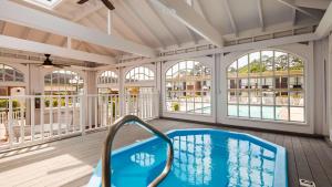 尤里卡斯普林斯Osage Creek Lodge的客房位于带窗户的门廊上,设有游泳池