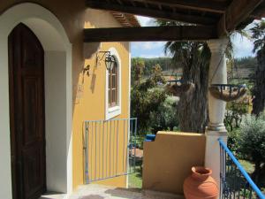 圣佩德罗德托马尔Casa Amarela的黄色的房子,有门和门