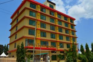 姆特瓦拉Tiffany Diamond Hotels - Mtwara的红色屋顶的黄色高楼
