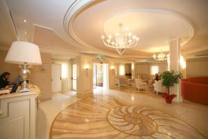 维耶斯泰维埃斯特皇宫酒店的大型大堂设有吊灯和木地板