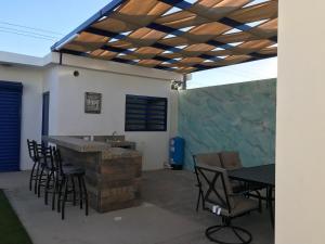 基诺湾Casa Paraiso de Kino的庭院设有带椅子和桌子的酒吧