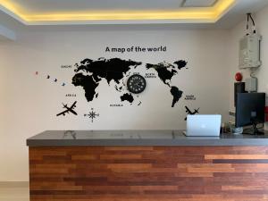 庆州Gyeongju Roamers Stay的办公室里的世界墙贴图