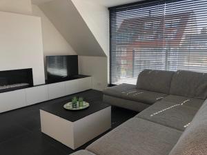 克诺克－海斯特Soetkin的带沙发和电视的客厅