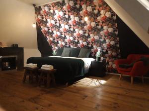 格罗宁根Byonz的一间卧室配有一张带大型花卉墙的床